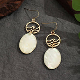 TEARDROP SHAPED WHITE SHELL TASSEL EARRINGS_CWMM4346