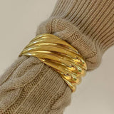 RETRO WAVE DESIGN 18K GOLD STEEL OPEN BANGLE_CWAJE4892