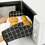 A PAIR OF HEAT RESISTANT BAKING GLOVES_CWMM1452