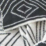 CASUAL BLACK AND WHITE KNITTED BLANKET_CWMM0417