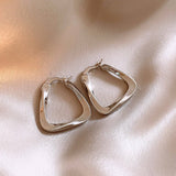 THREADED U SHAPED SIMPLE AND FASHIONABLE EARRINGS_CWAJE2455