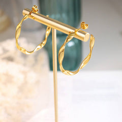 18K GOLD PLATED TWISTED C TYPE STUD EARRINGS_CWAJE0558