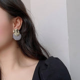 RETRO BLACK AND WHITE STRIPED ROUND EARRINGS_CWAJE2182
