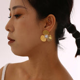 MINIMALIST PEARL FLOWER 18K TITANIUM STUD EARRINGS_CWMM8928