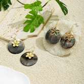 HOLLOW PETAL NATURAL BLACK SHELL EARRINGS_CWMM4270