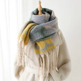 Vintage-Inspired Floral Wrap Scarf With Fringe_Cwasc2774