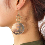 FASHION HOLLOW BLACK SHELL DISC CARVED EARRING_CWMM4367