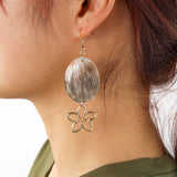 MINIMALIST NATURAL BLACK SHELL OVAL EARRINGS_CWMM4365