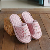 PLAID CAPYBARA THICK FABRIC SLIPPERS WITH GRIP_CWSHF0181