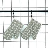 A PAIR OF HEAT RESISTANT BAKING GLOVES_CWMM1452
