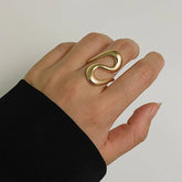 STATEMENT GEOMETRIC PLEATED CURVED RING_CWAJE1807