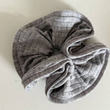 CREAMY SPORTY STRIPE SCRUNCHIE HAIR TIE_CWAHA5521