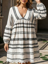 New summer dress with lace trim and cuffs