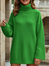 Loose-fitting solid color turtleneck sweater