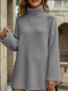 Loose-fitting solid color turtleneck sweater