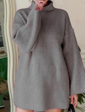 Loose-fitting solid color turtleneck sweater
