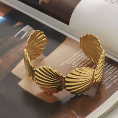 Vintage 18K Gold Ribbed Shell Open Cuff Bracelet