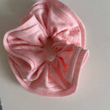 CREAMY SPORTY STRIPE SCRUNCHIE HAIR TIE_CWAHA5521