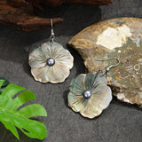 NATURAL BLACK SHELL TEMPERAMENT PETAL EARRINGS_CWMM4359