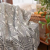 CASUAL BLACK AND WHITE KNITTED BLANKET_CWMM0417