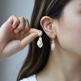 FASHIONABLE PEARL GOLD RIMMED ZINC ALLOY EARRINGS_CWAJE2814