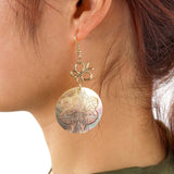 FASHION HOLLOW BLACK SHELL DISC CARVED EARRING_CWMM4367