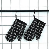 A PAIR OF HEAT RESISTANT BAKING GLOVES_CWMM1452