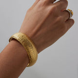 MINIMALIST 18K GOLD CHUNKY HAMMERED OPEN CUFF_CWAJE4841