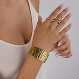 MINIMALIST WIDE TEXTURED OPEN BANGLE 18K GOLD_CWAJE4741