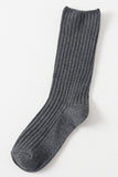 SOLID COLOR VERTICAL LINE SOCKS