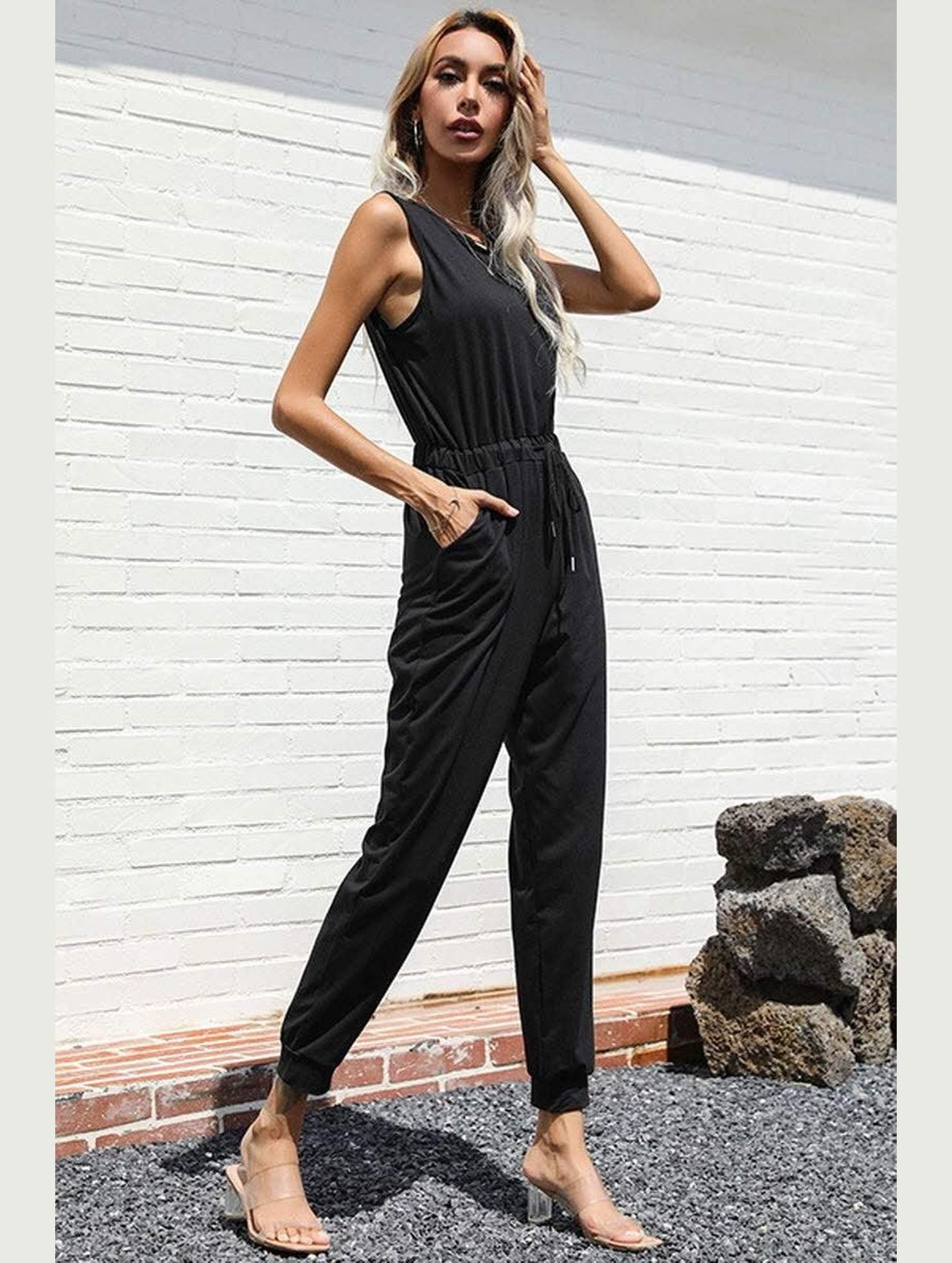SOLID COLOR BLACK SLEEVELES JUMPSUIT - Doublju