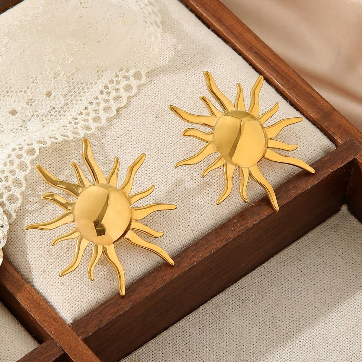 Vintage Metal Sun 18K Gold Stainless Steel Earrings_Cwmm3656