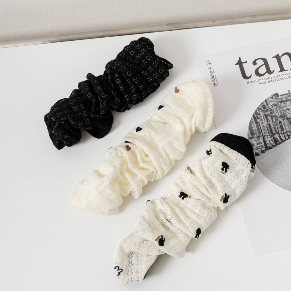 HOLLOW JACQUARD MIDDLE CALF SOCKS_CWMS0650