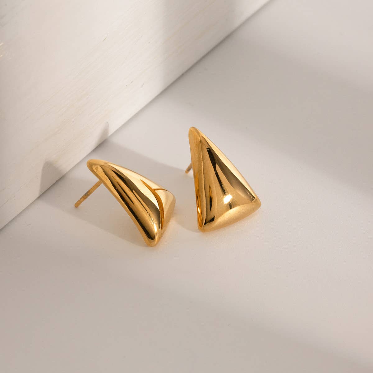 EXQUISITE 18K GOLD TRIANGULAR STUD EARRINGS_CWAHA0899