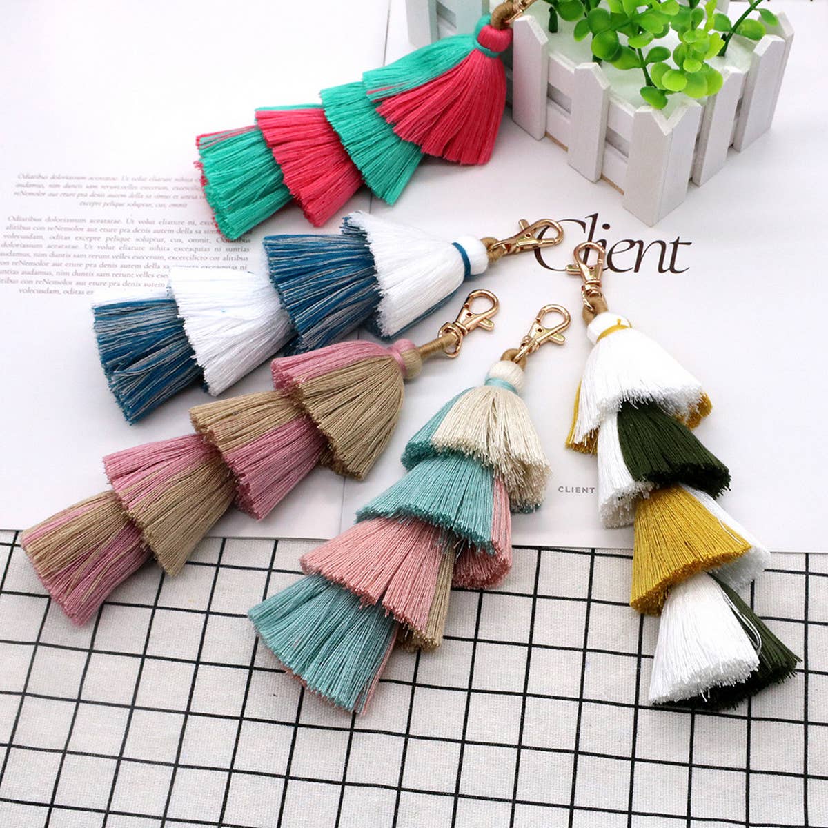 MIXED COLOR TASSEL PENDANT KEYCHAIN_CWMM1565