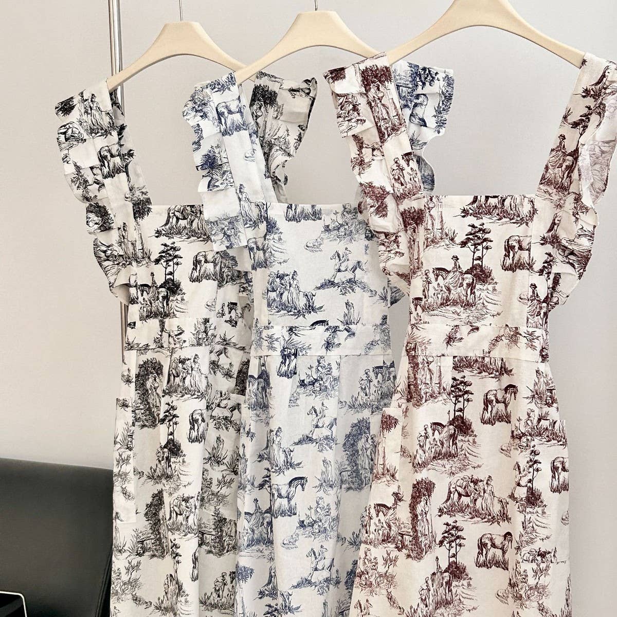 LANDSCAPE PAINTING OF RUFFLED NUMB APRON_CWMM5801