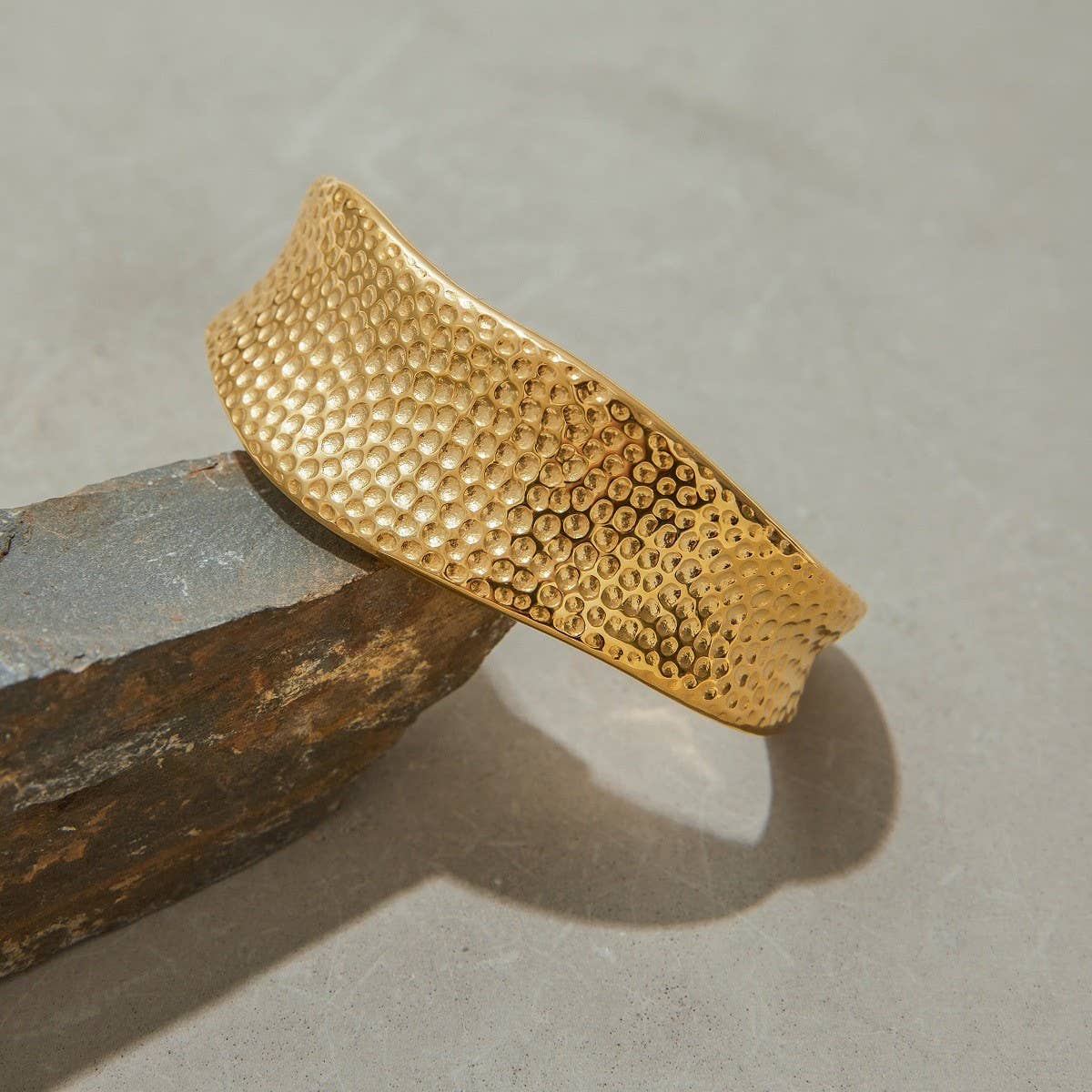 18K GOLD OPEN BANGLE LUXURY STAINLESS STEEL_CWAJE4668