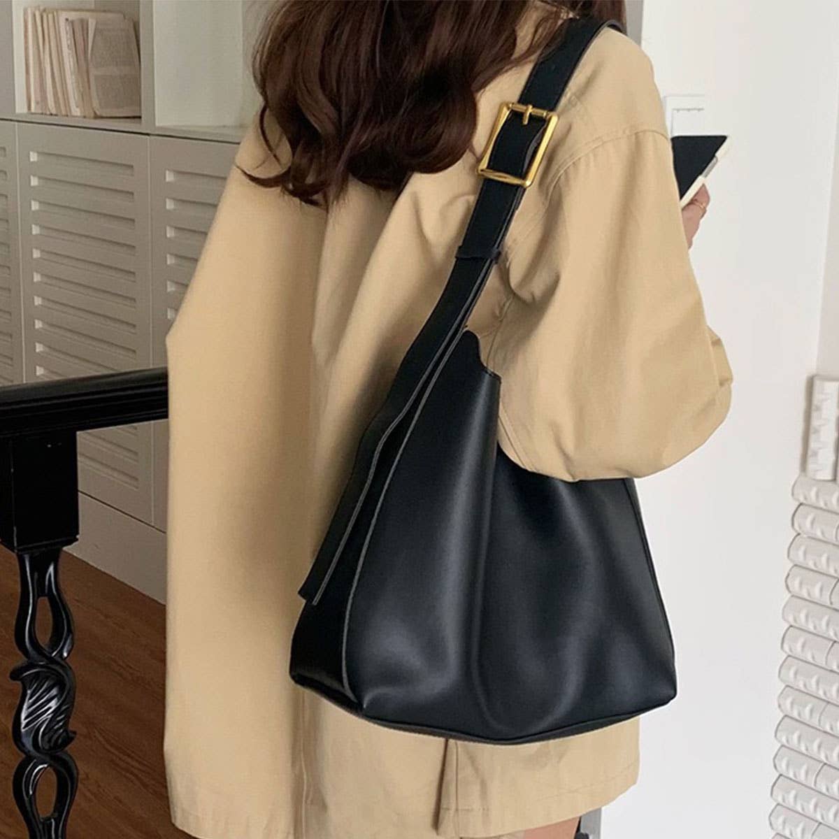 SIMPLE LEISURE BUCKET MESSENGER BAG_CWAB0964