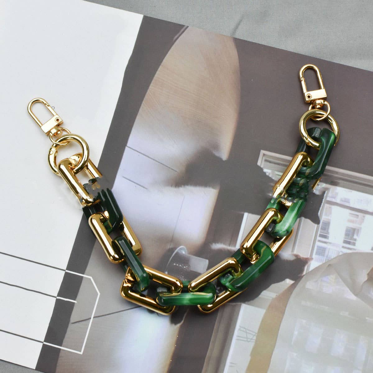 11 81IN ACRYLIC CHAIN BAG PHONE STRAP_CWMM5062