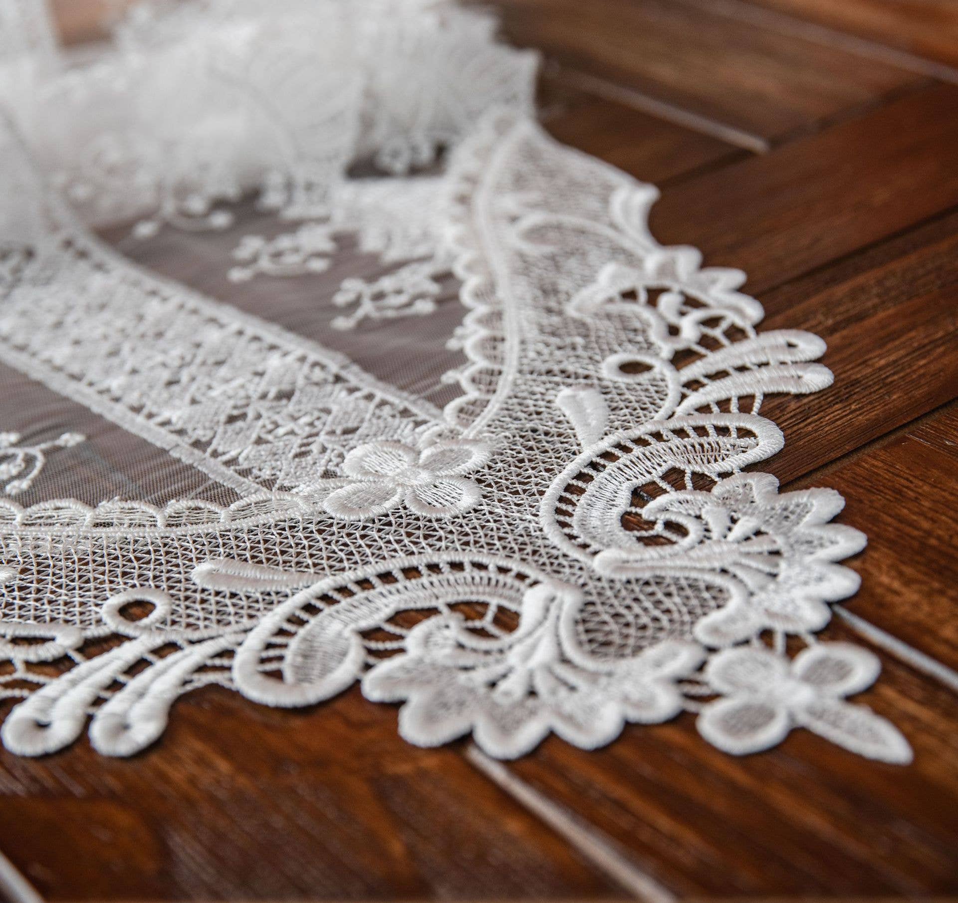 DANDY HOLLOWED TABLE RUNNER_CWMM0010