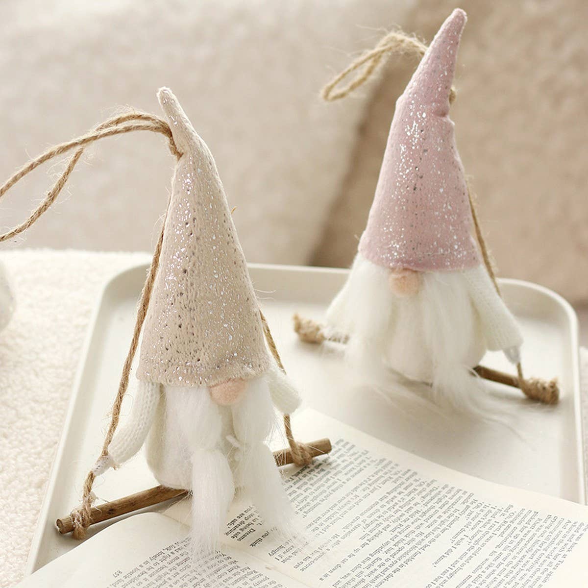 Cute Swinging Faceless Santa Tree Ornament_Cwmm9921