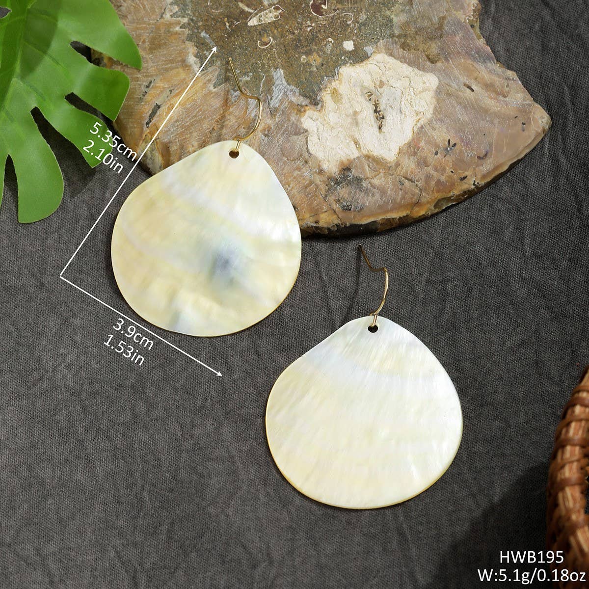 NATURAL YELLOW SHELL TEARDROP SHAPED EARRINGS_CWMM4261