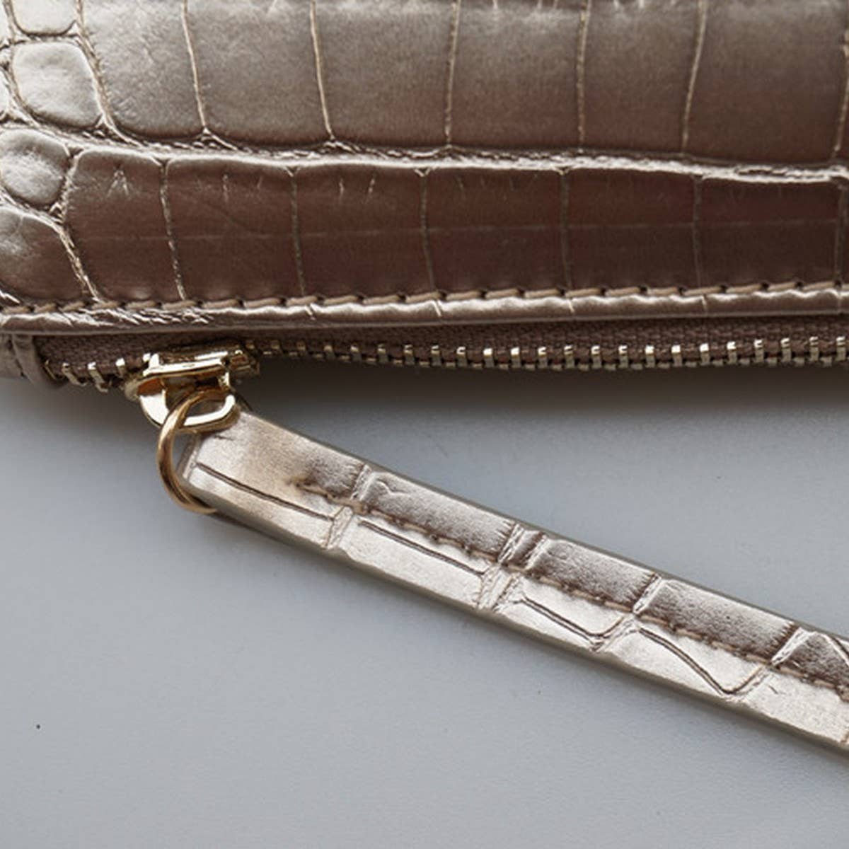 CROCODILE PATTERN GLOSSY HANDBAG_CWAB1379