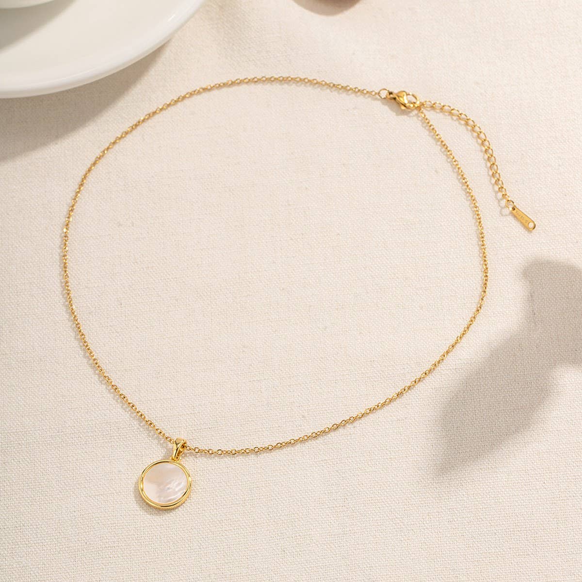 COLD STYLE SHELL ROUND PENDANT NECKLACE_CWAJE1439