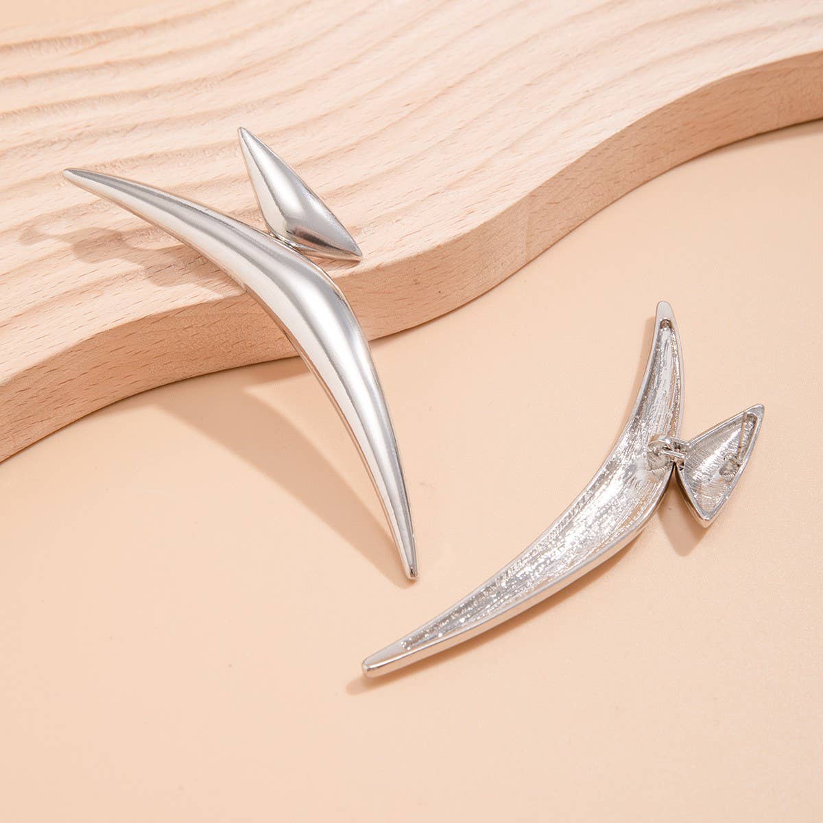 SIMPLE DESIGN POINTED EARRINGS_CWAJE1150