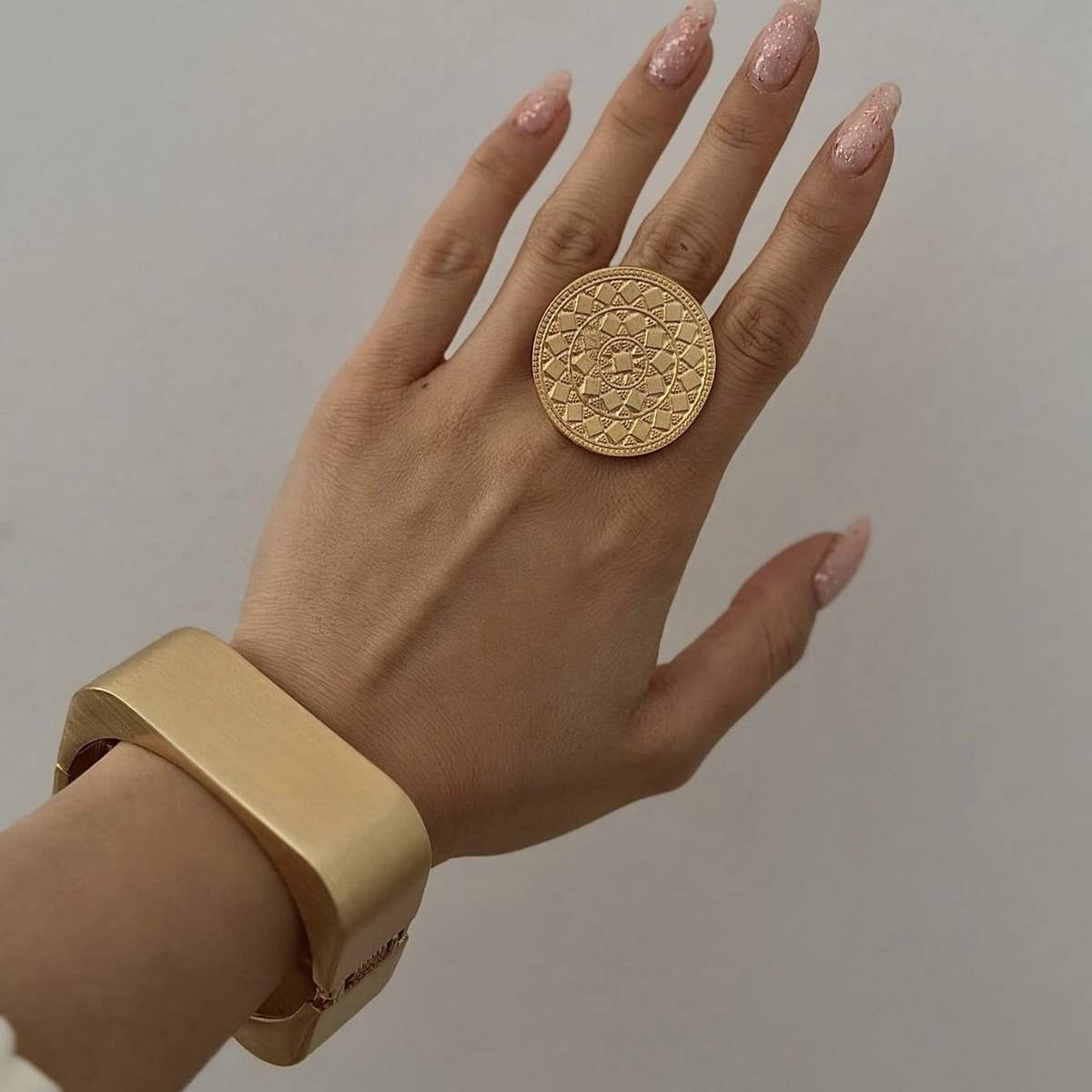 FASHIONABLE AND STYLISH SQUARE ALLOY BRACELET_CWMM3122