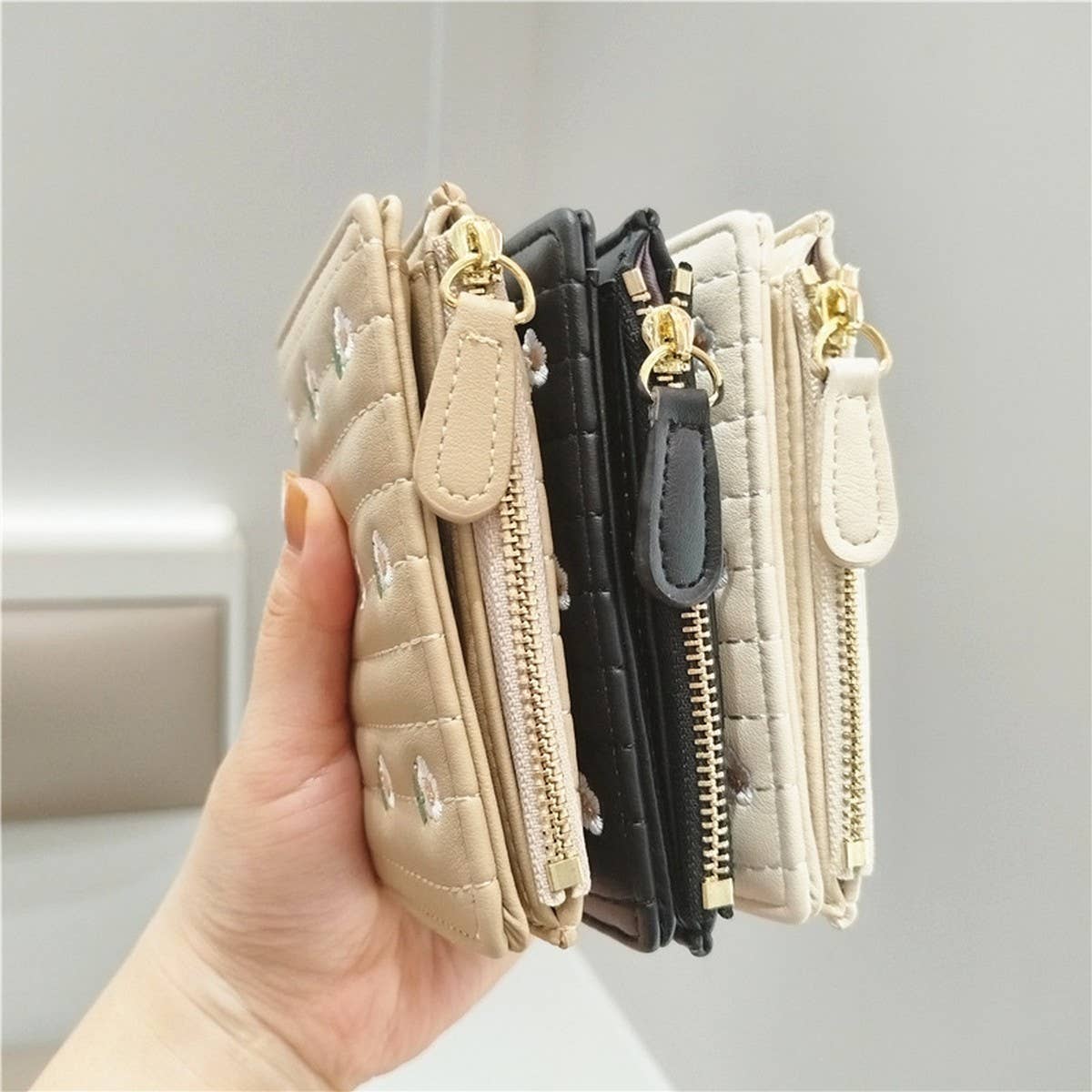 Cute Embroidered 2-Fold Wallet For Women_Cwab06256