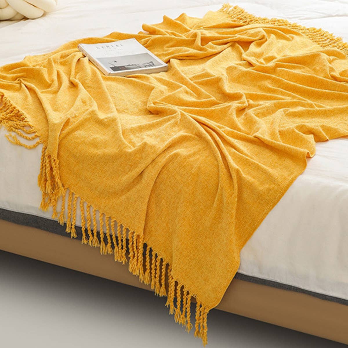 FRINGED SOFT AND WARM KNITTED BLANKET_CWMM0201