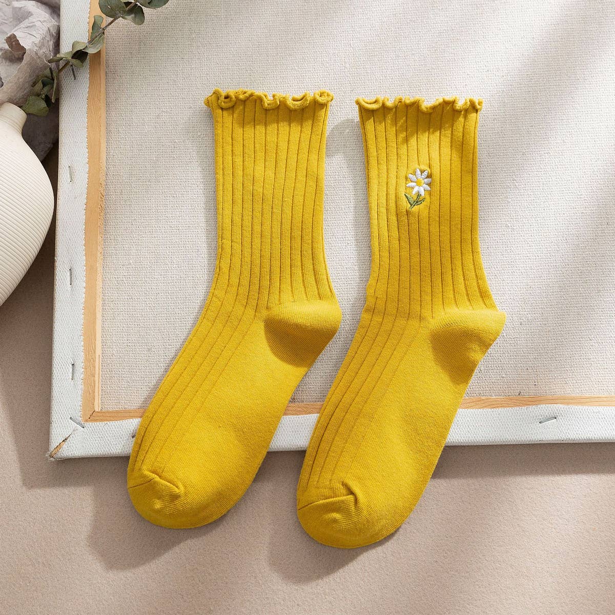 FLOWER EMBROIDERY CREW RUFFLE SOCKS WOMEN_CWMS0293