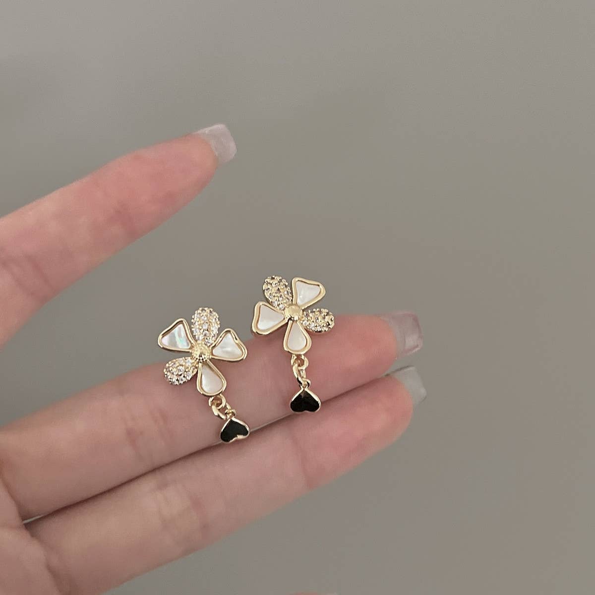 LIGHT LUXURY SHELL FLOWER EARRINGS_CWAJE1355